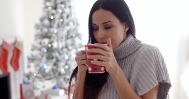 Mulher desfrutando xícara de café de Natal — Vídeo de Stock