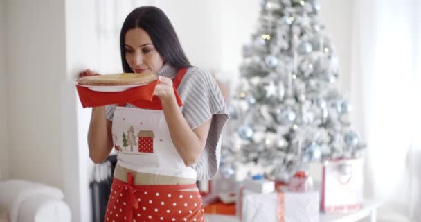 Mujer sosteniendo tarta recién horneada — Vídeo de stock