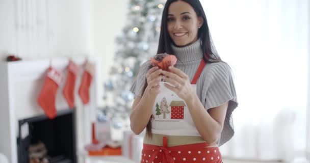 Жінка насолоджується різдвяною випічкою — стокове відео