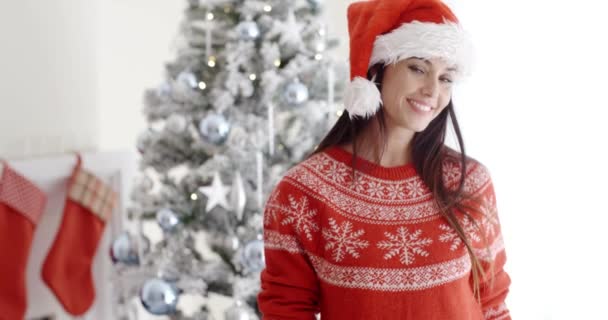 Mujer celebrando la Navidad en casa — Vídeos de Stock