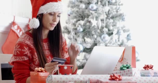 Mulher encomendar presentes de Natal online — Vídeo de Stock