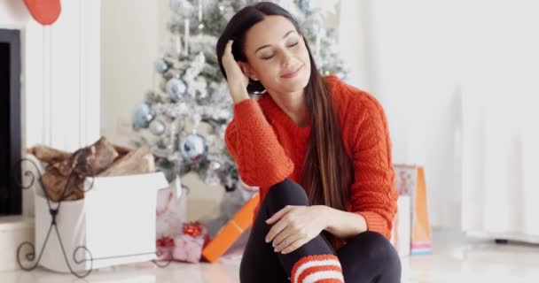 Mulher relaxante durante a temporada de Natal — Vídeo de Stock