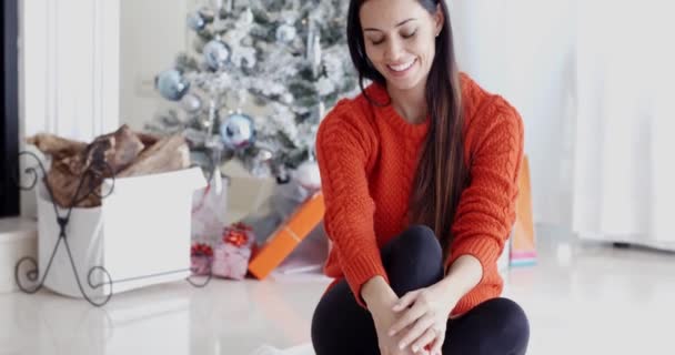 Mujer relajándose durante la temporada de Navidad — Vídeos de Stock