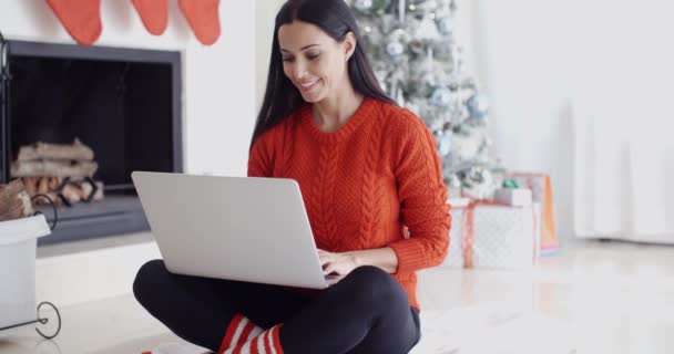 Mujer relajándose en casa — Vídeos de Stock