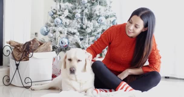 Женщина и собака празднуют Рождество — стоковое видео