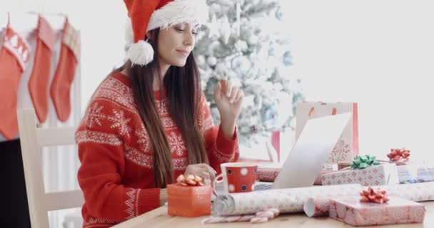 Woman surfing for Christmas bargains — 图库视频影像