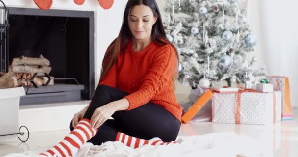 Jonge vrouw ontspannen bij Kerstmis — Stockvideo