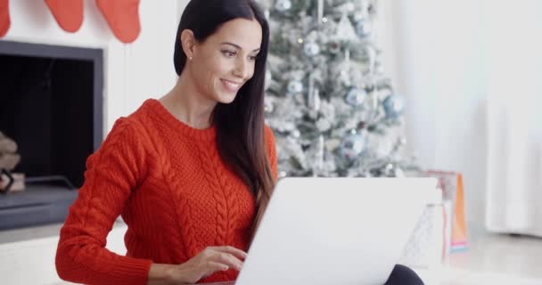 Mulher navegando na internet — Vídeo de Stock