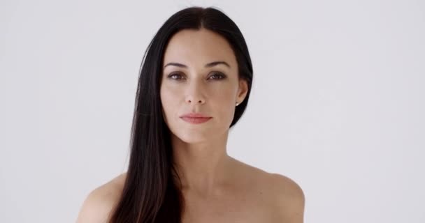 Frau posiert mit langen brünetten Haaren — Stockvideo