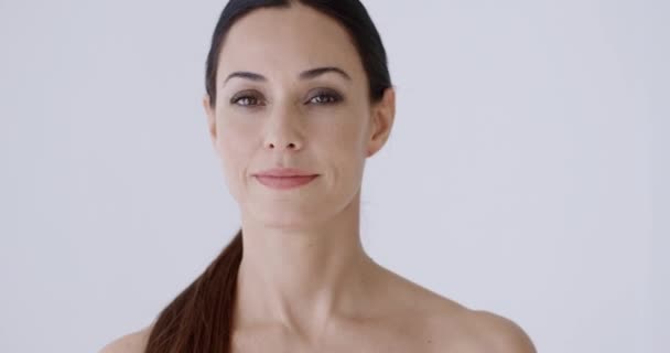 Mujer con cabello castaño largo — Vídeos de Stock