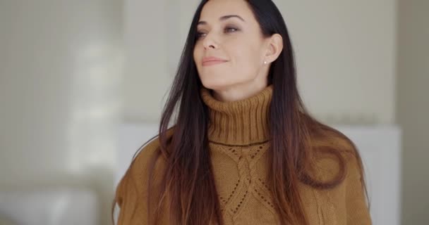 Mujer esperando a alguien — Vídeos de Stock