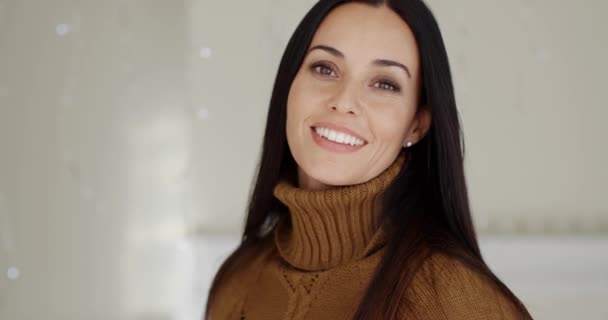 Vrouw met warme vriendelijke glimlach — Stockvideo