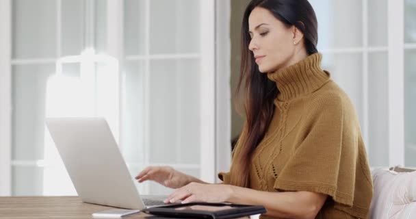 Mujer escribiendo en el ordenador portátil — Vídeos de Stock