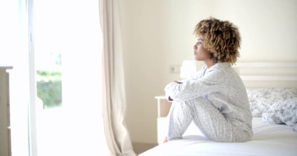 Smutna kobieta siedząca na łóżku — Wideo stockowe