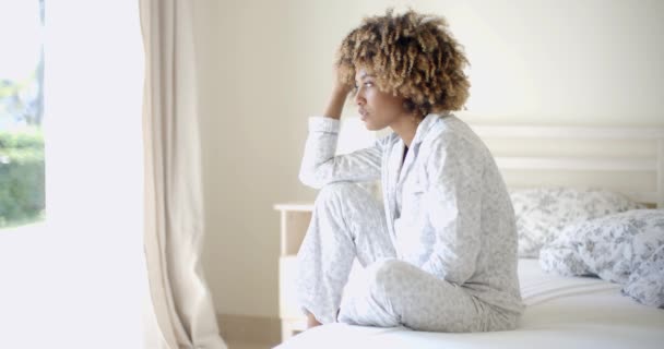 Mujer triste sentada en la cama — Vídeos de Stock