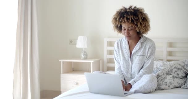 Mujer vídeo chat con amigos — Vídeo de stock