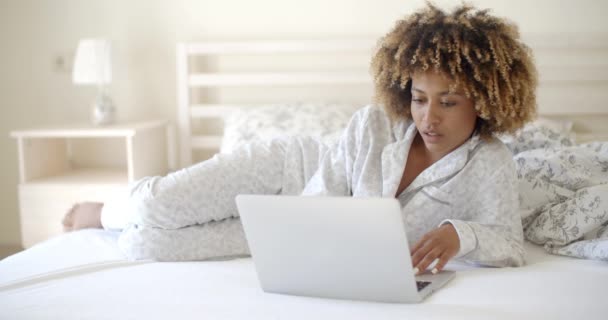 Chica acostada en la cama y navegar por Internet — Vídeo de stock