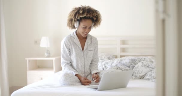 Vrouw luisteren muziek op laptop — Stockvideo