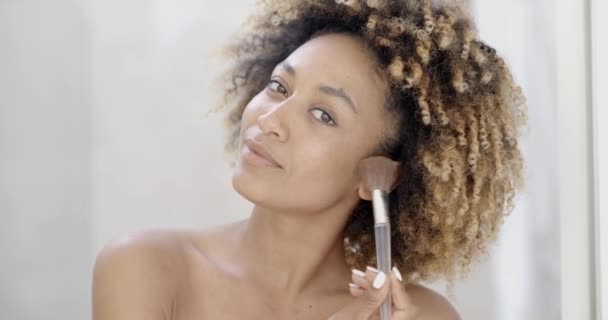 Mujer poniendo maquillaje — Vídeo de stock