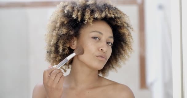 Mujer poniendo maquillaje — Vídeo de stock