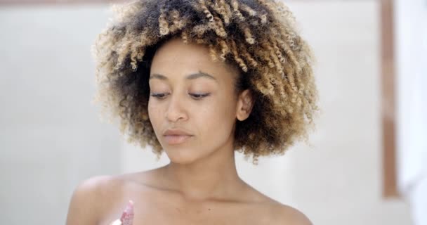 Woman applying lipstick on lips — Stock Video