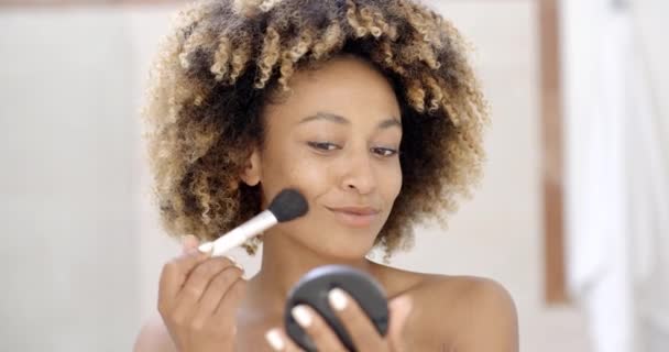 Mujer aplicando maquillaje — Vídeo de stock