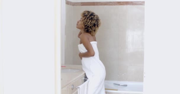 Femme après douche regardant miroir — Video