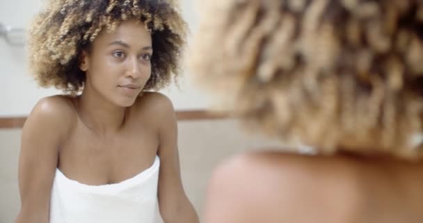 Woman standing in front of mirror — Stock Video