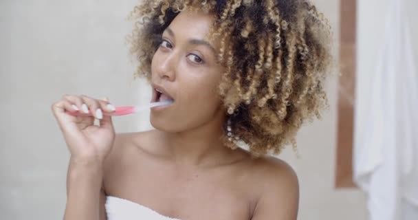 Mujer cepillarse los dientes en el baño — Vídeo de stock