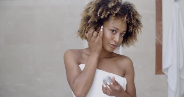 Mujer aplicar crema en la cara después de la ducha — Vídeos de Stock