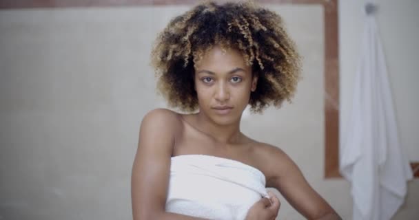 Mujer cubriendo el cuerpo con toalla — Vídeos de Stock