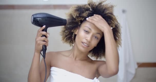 Mujer sosteniendo secador de pelo y secando el cabello — Vídeo de stock