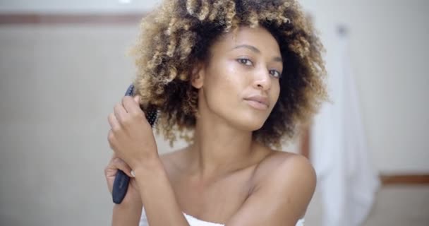 Γυναίκα βούρτσισμα τα μαλλιά στο μπάνιο — Αρχείο Βίντεο