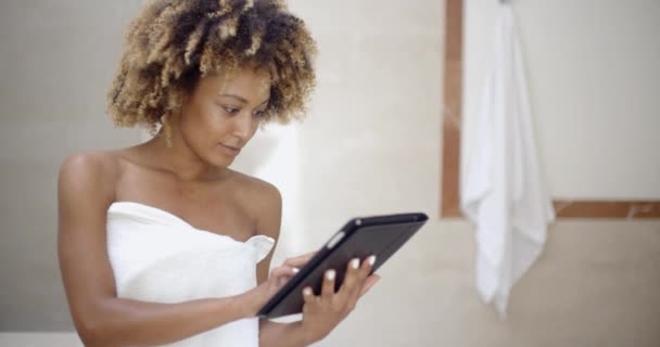 Kobieta przy użyciu komputera typu tablet w kąpieli — Wideo stockowe