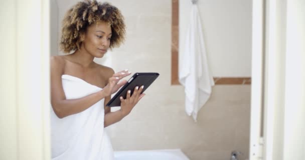 Donna utilizzando tablet computer in bagno — Video Stock