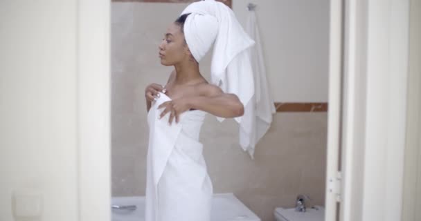 Žena s ručníkem na hlavě v koupelně — Stock video
