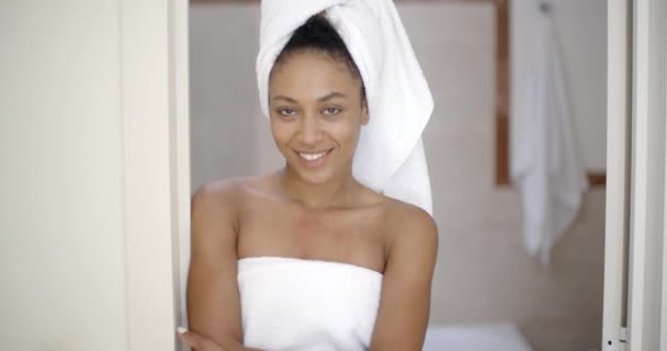 Женщина, завернутая в полотенца — стоковое видео