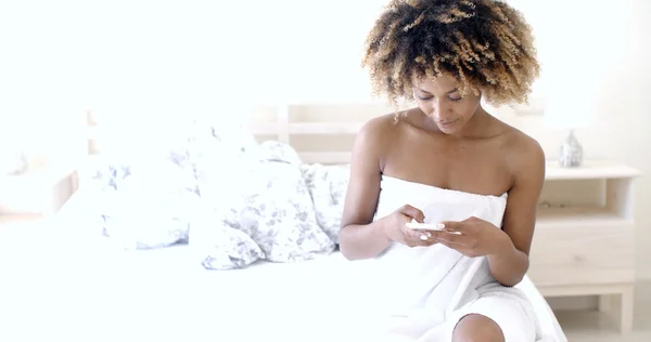 Mujer usando teléfono móvil —  Fotos de Stock