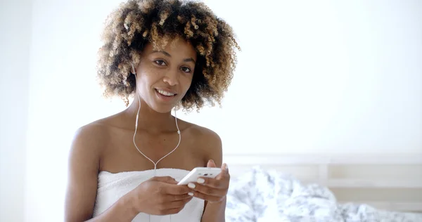 Mujer usando teléfono móvil —  Fotos de Stock