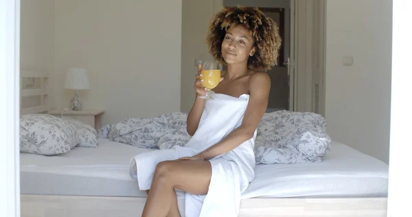 Žena pije pomerančový džus — Stock fotografie