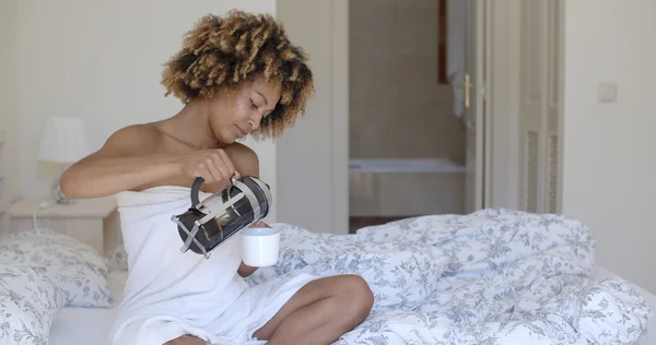 Vrouw gieten vers gebrouwen koffie — Stockfoto