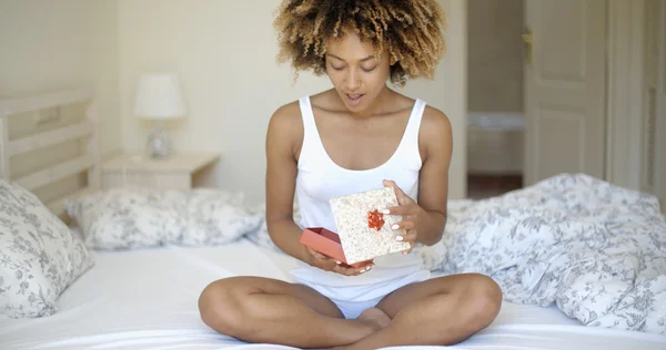 Vrouw openen geschenkdoos — Stockfoto