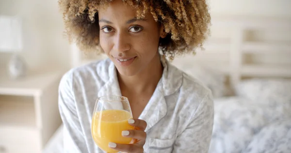 Chica beber jugo de naranja —  Fotos de Stock