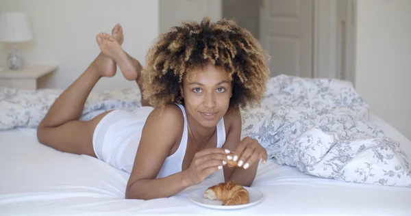 Kvinna njuta av frukost — Stockfoto