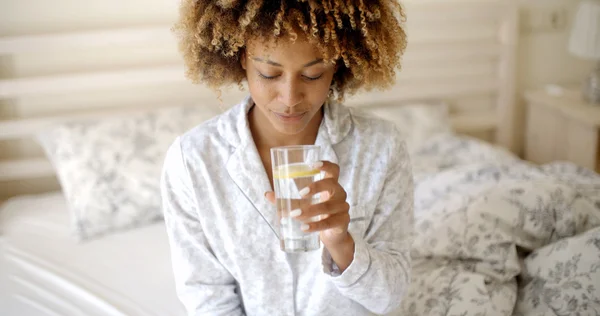 Женщина пьет пресную воду — стоковое фото