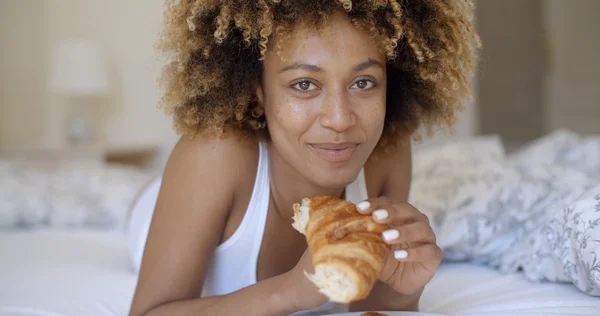 Vrouw genieten van ontbijt op bed — Stockfoto