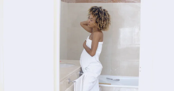 Kvinnan efter dusch ser i spegeln — Stockfoto