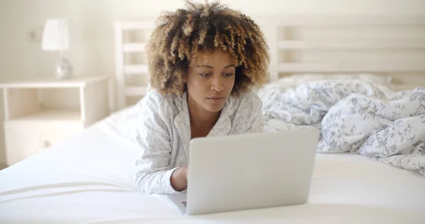 Mulher de surf na web com laptop — Fotografia de Stock