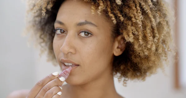 Mujer aplicando lápiz labial en los labios —  Fotos de Stock