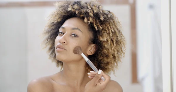 Mujer causa polvo a la cara —  Fotos de Stock